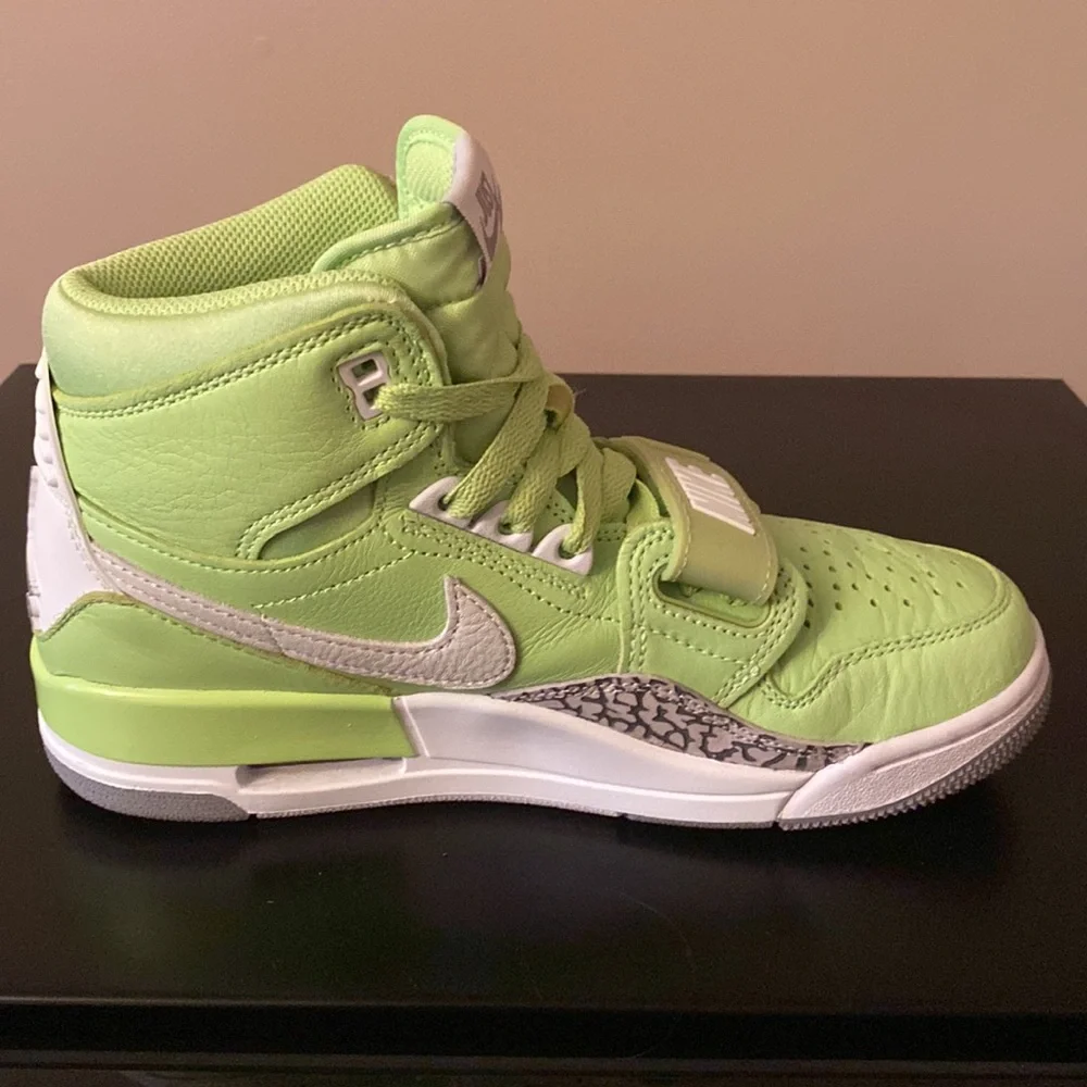 Nike Jordan Air High Top Tennis Shoes - Picture 2 of 4